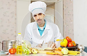 Retrato masculino Cocinar ensalada 