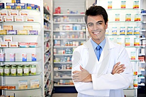 Retrato masculino farmacéutico sobre el farmacia 