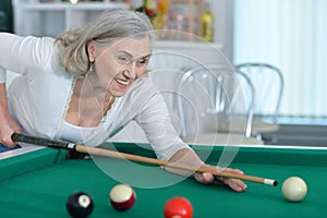 Portrait of a mature woman Playing billiard