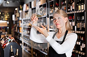 Una mujer saboreo vino en bodegas de vino 