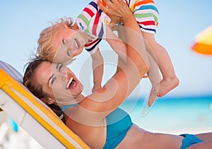 Ritratto madre un bambino sul Spiaggia 