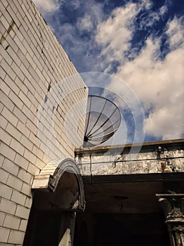 Portrait of an old house at noon that has not been lived in for a long time