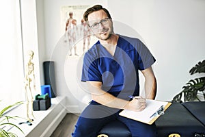 Portrait of a physiotherapy man smiling in uniforme photo