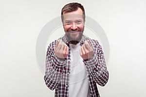 Portrét pozitívne mazaný fúzatý muž zobrazené peniaze gesto a uculoval plánovanie ilegálne zisk. na bielom 