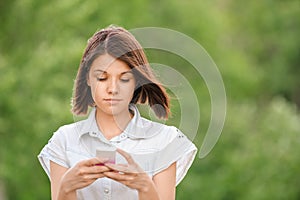 Portrait pretty young girl with mobile