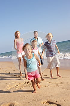 Ritratto correre famiglia sul Spiaggia 