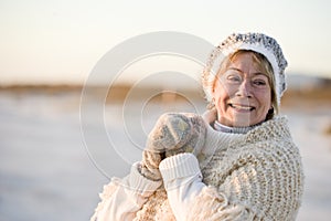 Ritratto una donna Caldo i vestiti 