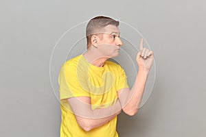 Retrato grave enfocado maduro hombre creciente dedo 