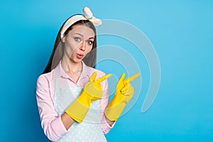 Portrait of shocked astonished girl cleaner pint index finger copyspace rubber gloves demonstrate incredible ads