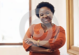 Portrait of smiling, friendly casual african american business woman leader, standing confident with arms crossed in