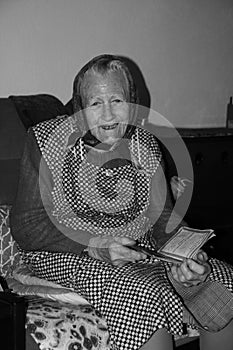 Portrét usmívající se, šťastné, staré ženy, seniorky, důchodkyně v tradičním slovenském oblečení