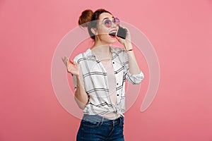 Portrait of a smiling young girl talking on mobile phone