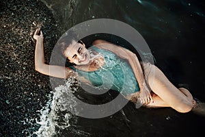 Portrét mladá žena v dámske plavky striekajúcej vlna 