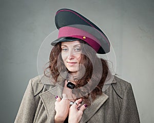 Portrét sovětský žena v vojenský čepice a bunda 
