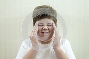 Portrét dospívající chlapec bolest hlavy 