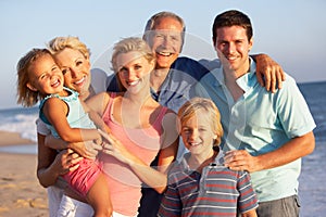 Retrato tres generaciones familia sobre el Playa 