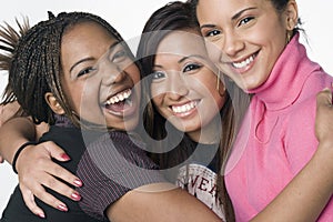 Retrato tres adolescente mezclado la raza las chicas 