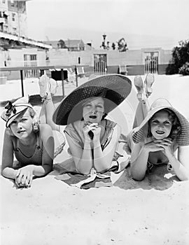 Retrato tres joven mujer acostada sobre el Playa 