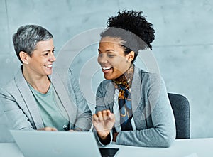 La tienda mujer de negocios oficina emprendedor una mujer en negocios feliz comunicación discusión joven computadora portátil 
