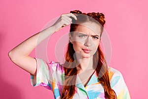 Portrait of unsure confused woman finger scratching foxy hairstyle wear print shirt think change hairdo isolated on pink