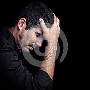 Retrato muy triste joven Hispano hombre 