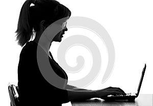 Portrét vizuálně postižené žena pracovní na přenosný počítač 
