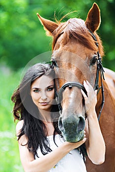 Retrato una mujer próximo un caballo 