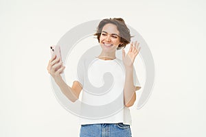 Portrét žena chatování na mluvení někdo na mobilní telefon mávání ruka na stojící 