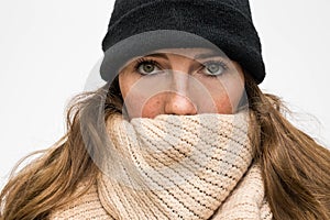 Portrét žena balený v zimě měl a šátek vlněný nošení hledá studený 