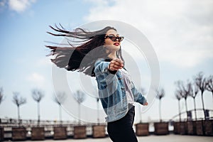 Portrait of wonderful white female model with bright makeup expressing energy in good day. Stylish happy young woman