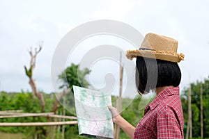 Retrato joven asiático viajero posesión mientras de pie en afuera naturaleza viajar primavera verano día festivo 