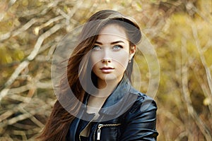 Portrét mladý krásna žena v kože bunda 