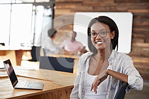 Retrato joven negro una mujer en creativo oficina 