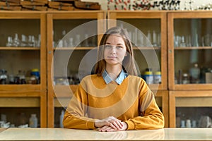 Portrét mladé ženské studentka v hodině chemie. Soustředěný student ve třídě.