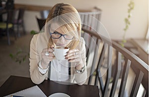 Retrato joven hermoso una mujer bebiendo taza de café a feliz su tiempo libre 