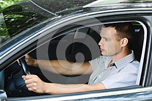 Retrato joven hombre gestión auto 