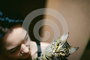 Young woman dressed T-shirt with a cat