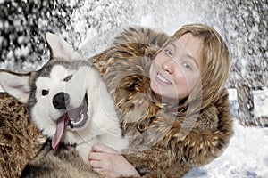 Portrait of young woman with malamute