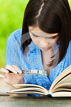 Portrait young woman reading book