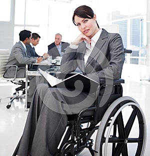 Portrét mladá žena v invalidní vozík 