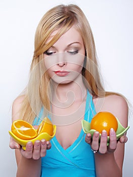 Portrate of beautiful girl with oranges