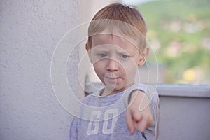 Portret cute little happy boy