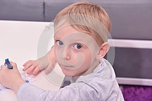 Portret cute little happy boy