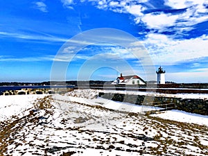 Porta faro con neve 