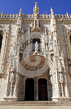 Portugal, en Lisboa, El monasterio de los Jerónimos (1502), ubicado en la ciudad de Belém, cerca de Lisboa es una construcción en estilo manuelino, clasificado como patrimonio mundial de la humanidad por la UNESCO.