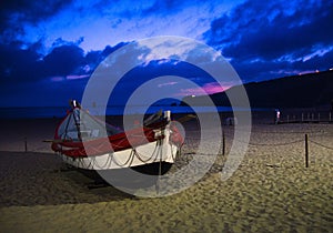   oscuridad a través de Playa de madera un barco 