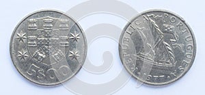Portugués 5 monedas 1977. monedas muestra pelo de espalda de a navegación barco 