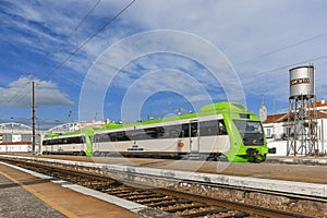 Linee ferroviarie. portoghese elettrico il treno sul stazione 