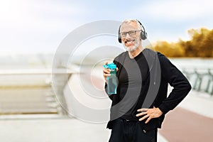 Positive retired sportsman have outdoor workout, drinking water