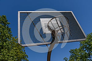 Possibility of playing basketball in a park